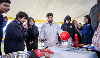 Estudiantes de colegios municipales de Puente Alto disfrutaron del Festival de las Ciencias que se realizó en el Pueblito de Las Vizcachas